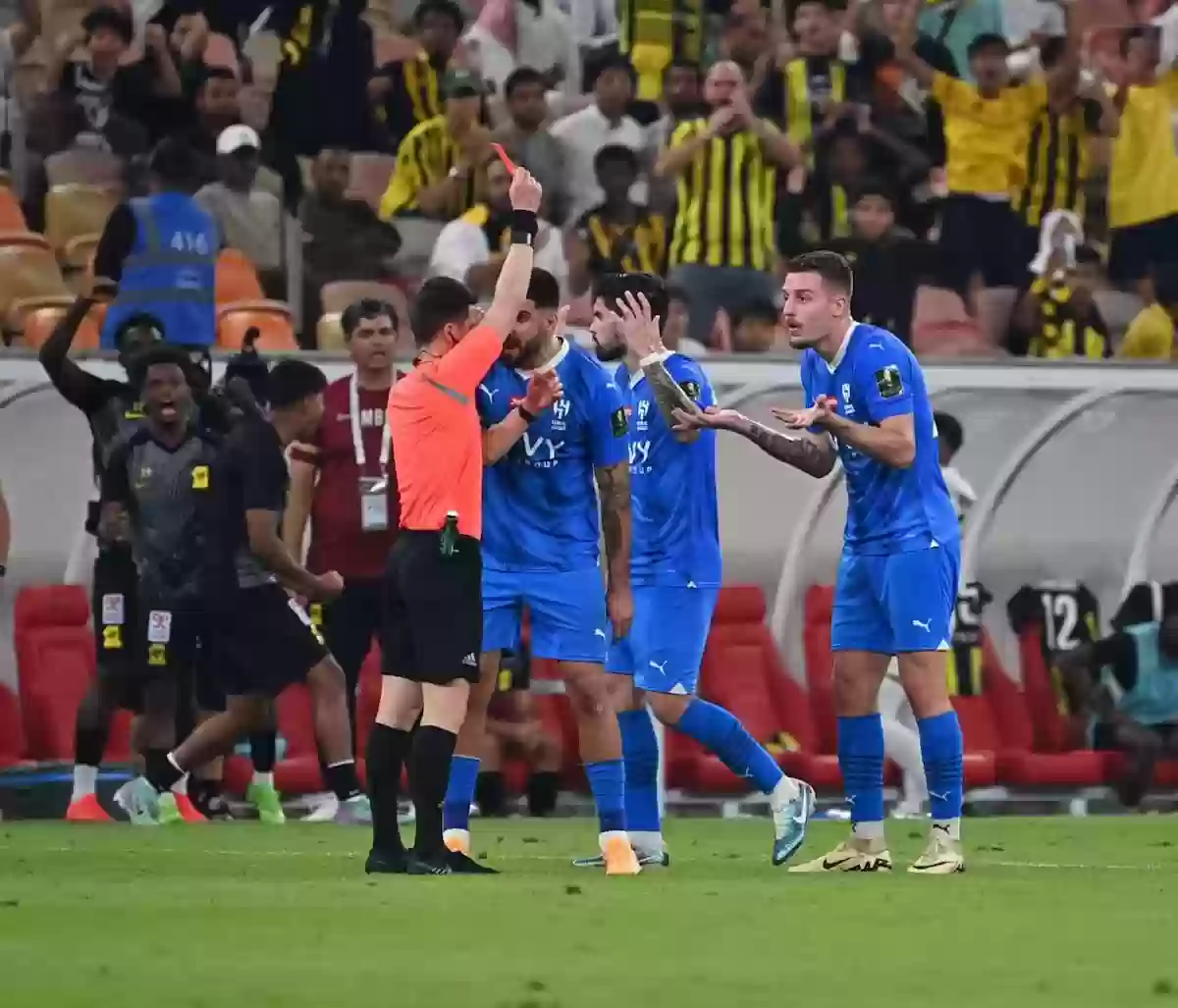 جدل تحكيمي جديد.. القيران يهاجم قرار الحكم في كلاسيكو الاتحاد والهلال