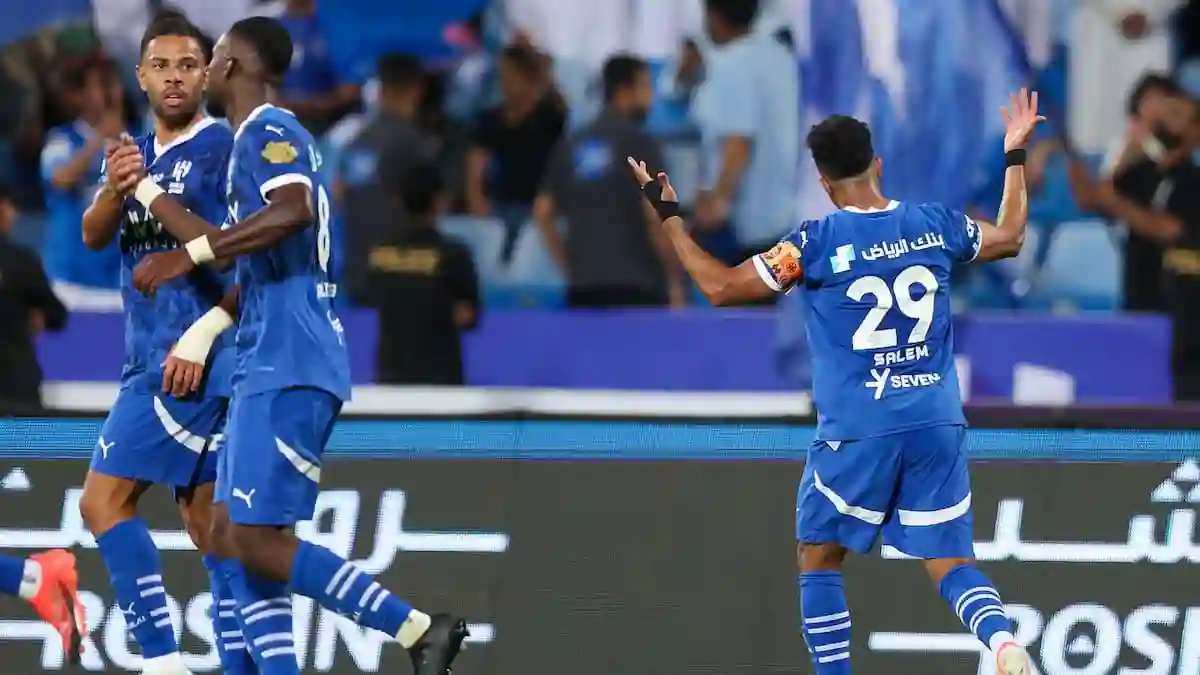 الهلال يقترب من تجديد عقود ثلاثة نجوم بارزين.. الإعلان الرسمي قريبا