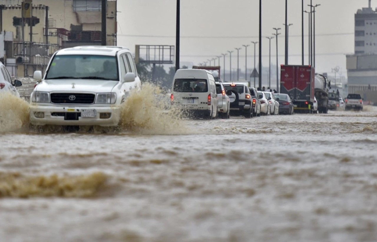 أمطار رعدية وسيول وبرد