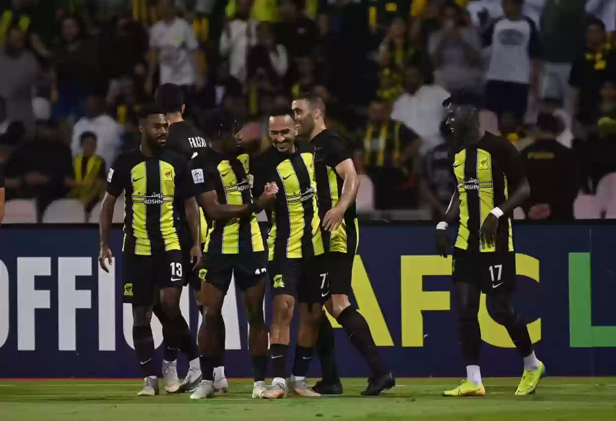 الحكمة الأمريكية توري بينسو تغمز لـ لاعب الاتحاد السعودي