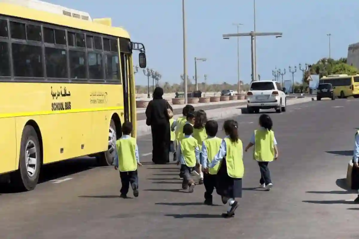 المرور السعودي: إرشادات جديدة للطلاب وأولياء الأمور بخصوص انتظار حافلة المدرسة