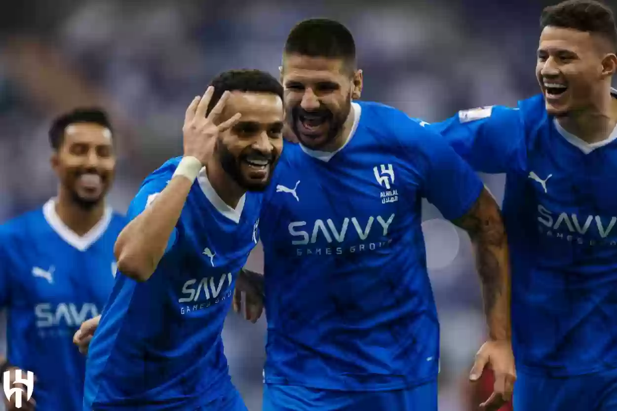 الهلال يحلق وحيدًا بعيدًا